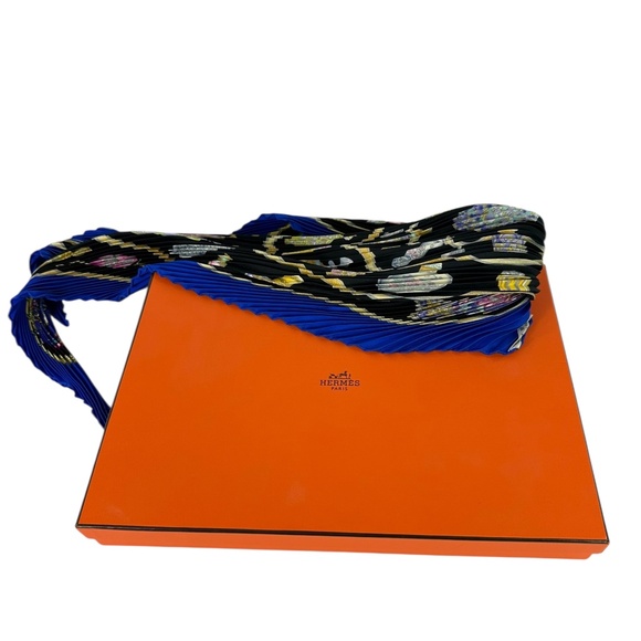 HERMES Qu'importe le flacon, pourvu qu'on ait l'ivresse silk scarf pleated - Picture 1 of 16